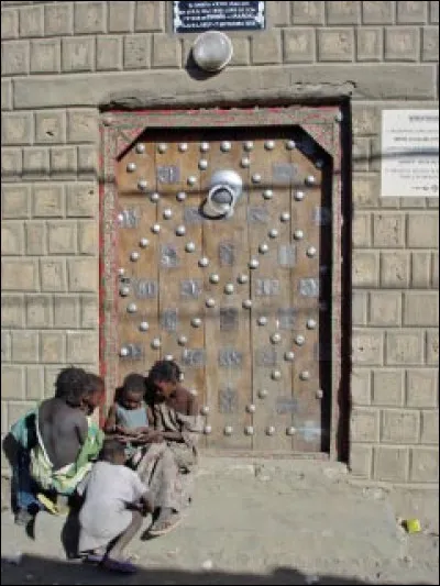 Il remonte le fleuve Niger jusqu'à Tombouctou où, après [combien de temps ?] de voyage, il est assez déçu de cette ville qui n'a plus sa grandeur d'antan.