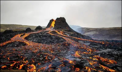 Combien de temps la dernière éruption avait-elle duré ?