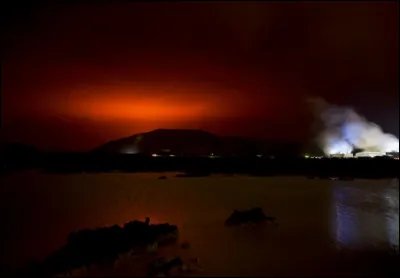 À environ combien de kilomètres le volcan est-il situé de la ville ?