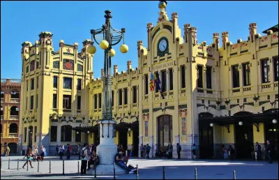 &iquest; De qu&eacute; color es el edificio ?Encuentra la palabra intrusa.De quelle couleur est le b&acirc;timent ?Trouve le mot intrus.