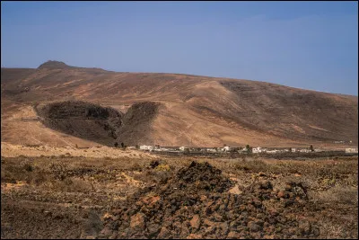Este lugar est&aacute; desierto.&iquest; D&oacute;nde se esconde el intruso ?Ce lieu est d&eacute;sert.O&ugrave; se cache l'intrus ?