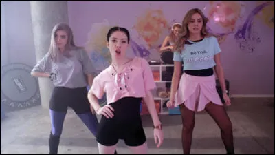 Quelles sont les deux chansons chantées lors du concours de danse entre Mia et Lupe ?