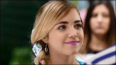 Quelles sont les deux chansons que Mia chante aux concours ?