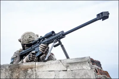 Que cet homme tient-il dans ses mains ?