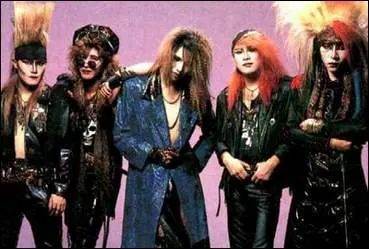 Quel groupe aux 5 albums et aux 18 singles avait TOSHI au chant et hide  la guitare ?