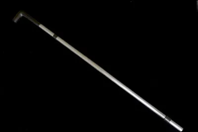 Qui, dans son enfance, s'en sert comme d'une arme ?