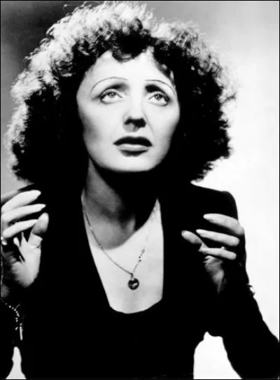 "Elle met du vieux pain sur son balcon, et elle [... ... ...] à sa fenêtre !"
Comment combler les crochets ?