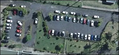 Pour vous permettre de garer votre véhicule dans la cour de la demeure, un parking est...