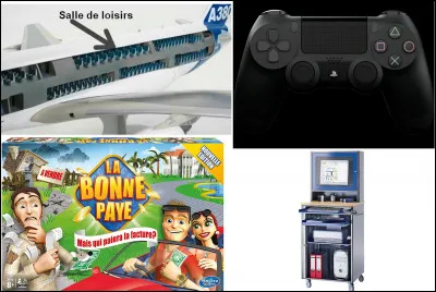Dirigeons-nous dans la salle de loisirs, où nous pouvons jouer aux jeux vidéo, aux jeux de société et à l'informatique. Quelle console correspond à cette manette ?