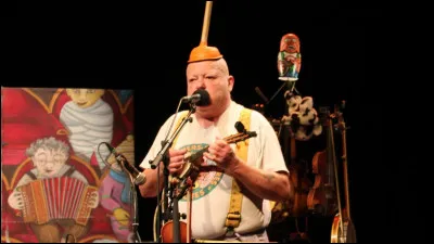 N'en déplairont à certains, la pie ne jacasse pas seulement : Non, car la [... ...] aussi !