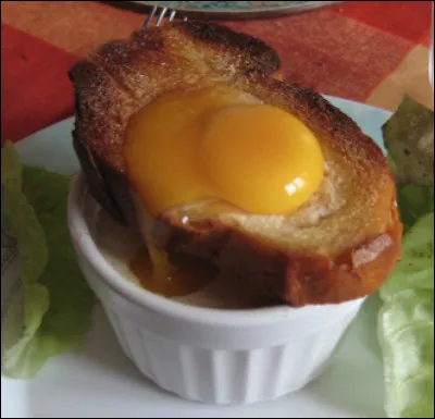 Quelle est cette recette qui se compose d'un oeuf, de lard fumé, de tomate, d'huile d'olive et de pain de campagne, le tout cuit au four dans un ramequin ?