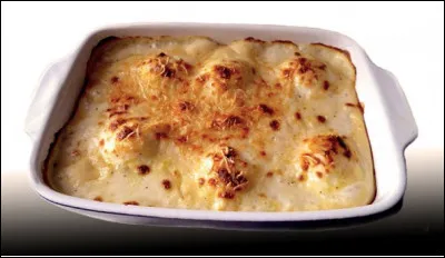 Quelle est cette recette à bases d'oeufs durs, de lait, d'oignons, de fromage râpé, de beurre et d'épices, l'ensemble cuit au four ?