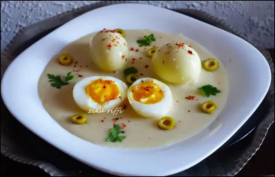 Quelle est cette recette danoise à base d'oeufs durs arrosés de sauce moutarde ?