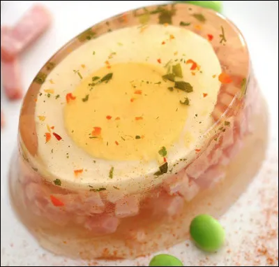 Quelle est cette recette composée d'un demi-oeuf dur avec du jambon, du cornichon, le tout recouvert de gelée liquéfiée puis réfrigéré ?