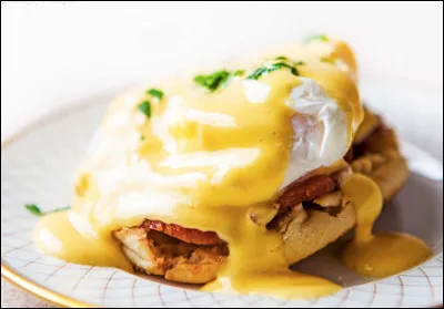 Quelle est cette recette du Québec à base de muffin, de bacon, d'un oeuf poché et de sauce hollandaise ?