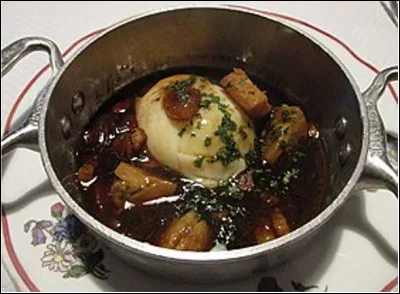 Quelle est cette recette à base d'un oeuf poché et de sauce au vin rouge, une spécialité de Bourgogne ?