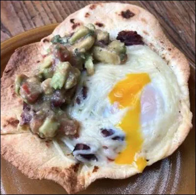 Quelle est cette recette mexicaine à base d'oeufs, de tomates, de haricots rouges, de poivron, de piment et d'une une tortilla de maïs ?