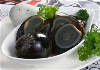Quelle est cette recette chinoise qui consiste à faire macérer plusieurs semaines des oeufs dans un liquide à base de chaux, de cendre, de sel et d'aromates ?