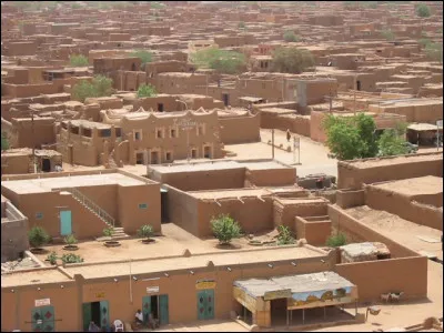 Agadez, 125 000 habitants, est une ville d'...