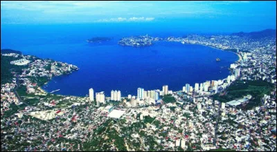 Acapulco, 700 000 habitants, est une ville d'...