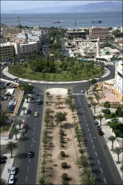 Aqaba, 100 000 habitants, est une ville d'...