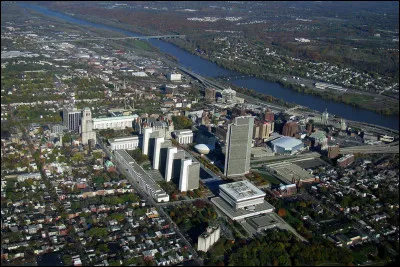 Albany, 100 000 habitants, est une ville d'...