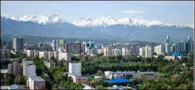 Almaty, 1,8 million d'habitants, est une ville d'...