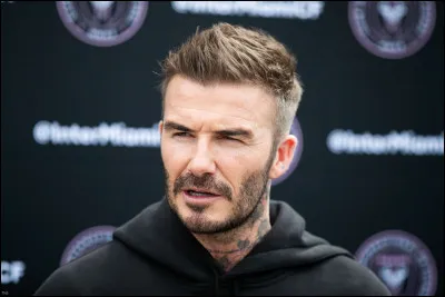 Ce footballeur, milieu de terrain à Manchester United, sacré meilleur joueur européen en 1999, c'est ... Beckham.
