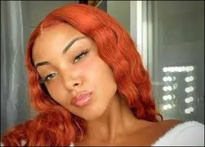 Par quel réseau social a-t-elle commencé ?