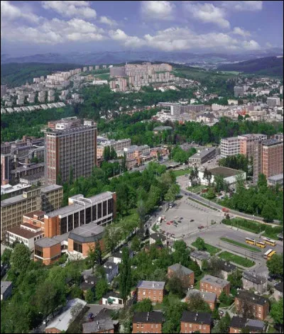 Dans quel pays se trouve Zlin, ville de 75 000 habitants ?