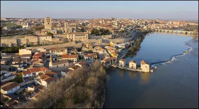 Ville espagnole de 60 000 habitants, située au Nord-Est du pays, traversée par le Douro :