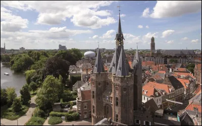 Dans quel pays se trouve Zwolle, ville de 127 000 habitants ?