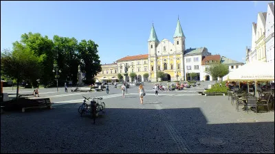 Dans quel pays se trouve Zilina, ville de 80 000 habitants ?