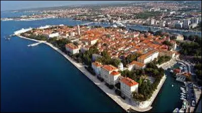 Dans quel pays se trouve Zadar, ville de 75 000 habitants ?