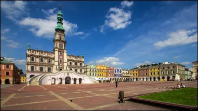 Dans quel pays se trouve Zamosc, ville de 63 000 habitants ?