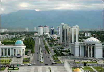 Achgabat, 1 million d'habitants, est une ville d'...