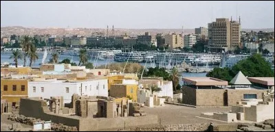 Assouan, 270 000 habitants, est une ville d'...