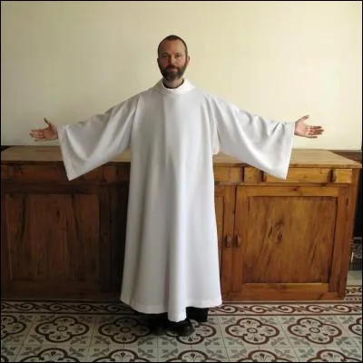 Quel nom donne-t-on &agrave; la tunique de lin port&eacute;e par les pr&ecirc;tres catholiques et anglicans pendant la liturgie ?