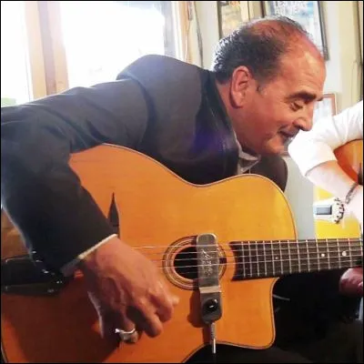 Quel chanteur a sorti en 2007 l�album "Comme un manouche sans guitare" ?