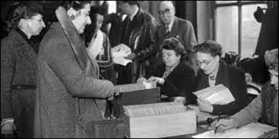 29 avril 1945 : 
À l'occasion de quelle élection, les Françaises exercent-elles pour la première fois le droit de vote qui leur a été donné par l'ordonnance du 21 avril 1944, prise par le Gouvernement provisoire du général de Gaulle à Alger ?