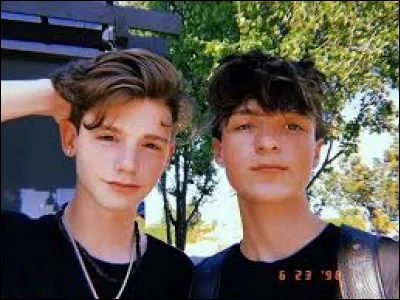 Avec qui est-il sur la photo ?