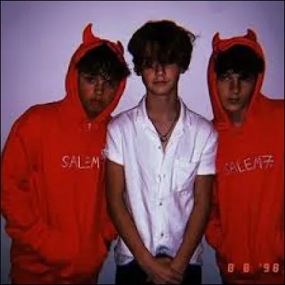 Avec qui est-il sur la photo ?