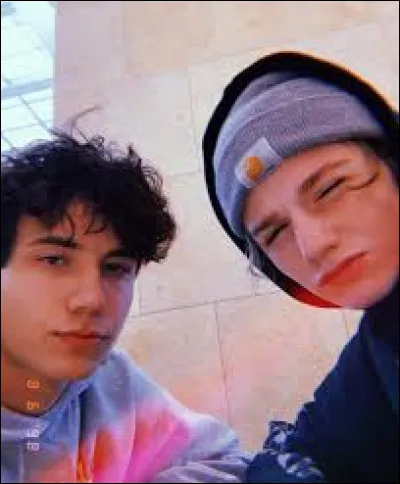 Avec qui est-il sur la photo ?