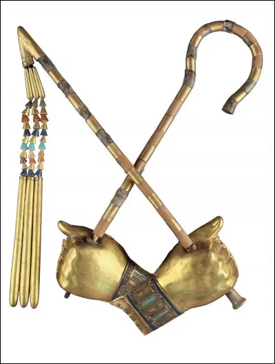 Cette crosse et ce flagellum représentant la symbolique du dieu Osiris, que croisait souvent le souverain, pour montrer le lien étroit entre le "royal" et le "divin". Quels sont-ils ?