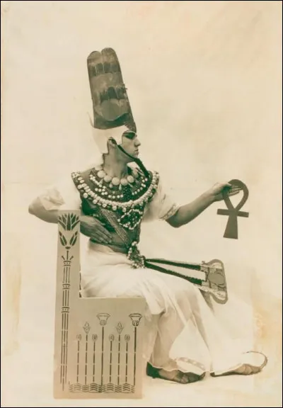 Le pharaon portait souvent cette croix dans sa main en signe de son appartenance divine et pour rappeler que les dieux, après sa mort, l'attendaient pour une vie éternelle. Quelle est-elle ?