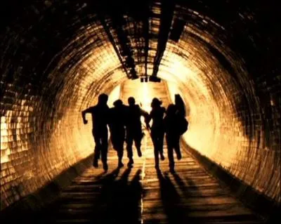A quoi tentent-ils d'chapper lorsqu'ils sont dans ce tunnel ?