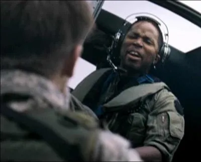 Pourquoi Finn refuse-t-il de prendre tout le groupe qui accompagne Doyle dans son hlico ?