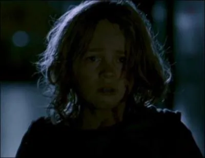 Qui attaque Andy et le mord ?