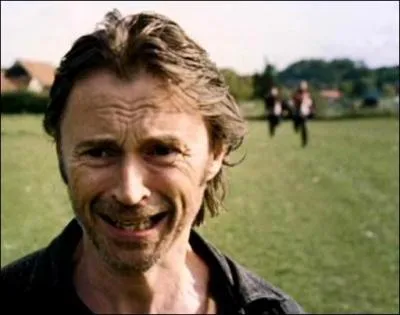 Rfugi dans une ferme avec d'autres personnages au dbut du film, il est forc d'abandonner quelqu'un qui lui est cher pour sauver sa peau. Qui ?