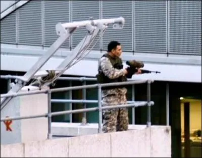 Qui est charg d'encadrer la reconstruction du pays aprs que le virus ait t dclar radiqu ?